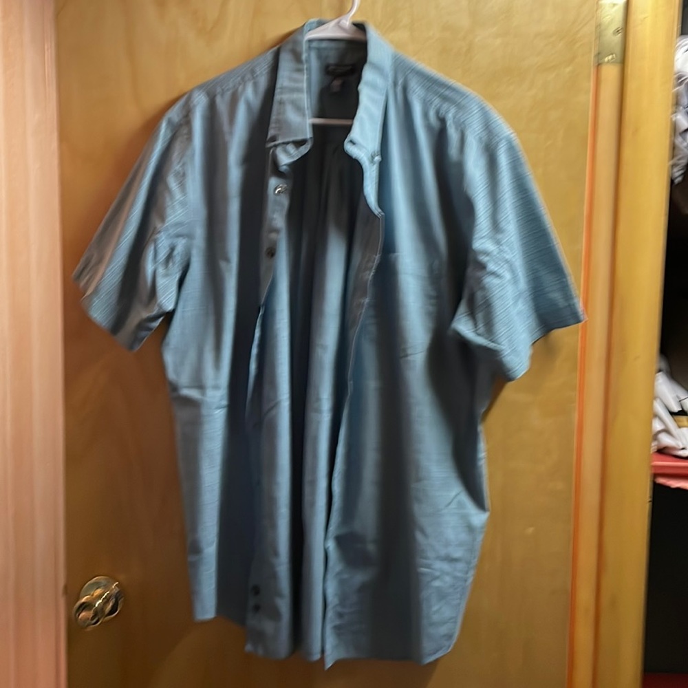 Van Heusen men’s short sleeve button up.